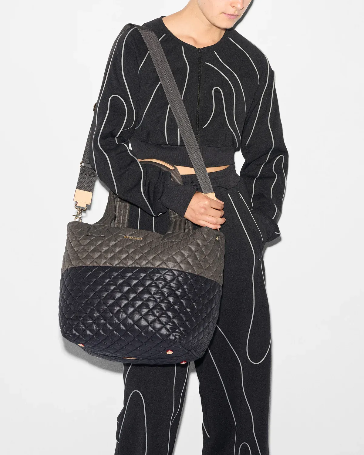 Medium Metro Tote Deluxe | Black Magnet