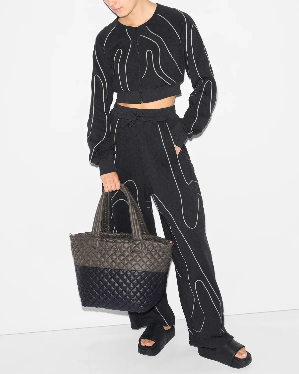 Medium Metro Tote Deluxe | Black Magnet